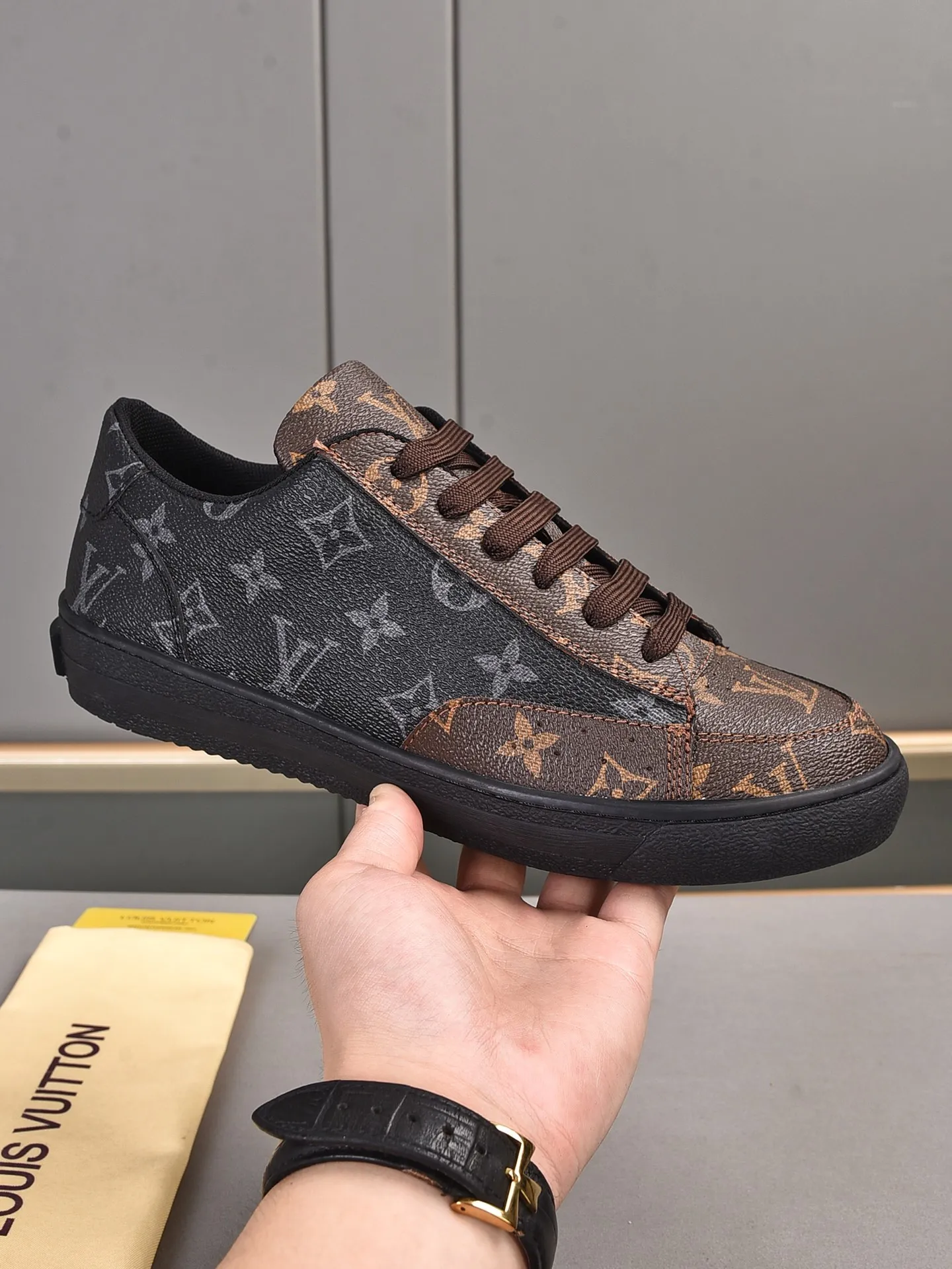 💰💰💰P420 [LV's latest model] New casual Korean-style men's shoes, new autumn and winter design, perfect workmanship, cabinet quality, upper PVC material, breathable mesh lining; soft and comfortable, original rubber outsole super light Wear-resistant, simple, versatile fashion men's shoes, bright colors Two colors available Size 38--44 (45 46 customized)